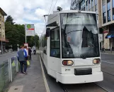 Düsseldorf Straßenbahnlinie 704 mit Niederflurgelenkwagen 2111 am Pempelforter Straße (2020)