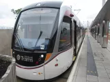 Edinburgh Straßenbahnlinie mit Niederflurgelenkwagen 255 am Airport (2015)