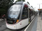 Edinburgh Straßenbahnlinie mit Niederflurgelenkwagen 255 am Princes Street (2015)