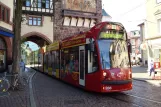 Freiburg im Breisgau Straßenbahnlinie 1 mit Niederflurgelenkwagen 286 im Schwabentor (2008)