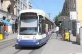 Genf Straßenbahnlinie 12 mit Niederflurgelenkwagen 877 am Roches (2010)