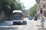 Genf Straßenbahnlinie 17 mit Niederflurgelenkwagen 875 auf Rue de la Terrassière (2010)