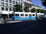 Göteborg Straßenbahnlinie 6 mit Gelenkwagen 371 auf Västra Hamngatan (2018)