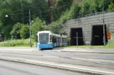 Göteborg Straßenbahnlinie 6 mit Niederflurgelenkwagen 404 "Jens Mattiasson" nahe bei Carlanderska (2012)