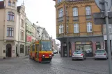 Grudziądz Straßenbahnlinie T2 mit Triebwagen 68 auf Pl. Milosnikow (2009)