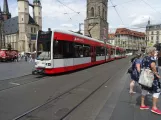 Halle (Saale) Straßenbahnlinie 3 mit Niederflurgelenkwagen 695 am Marktplatz (2023)