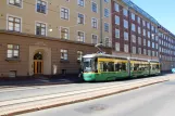 Helsinki Straßenbahnlinie 2 mit Niederflurgelenkwagen 437 am Hanken/Arkadiankatu (2018)