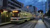 Hiroshima Straßenbahnlinie 2 mit Gelenkwagen 3905 am Kanayamacho (2023)