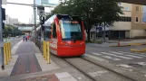 Houston Straßenbahnlinie Rot mit Niederflurgelenkwagen 213 am Memorial Hermann Hospital/Houston Zoo (2018)