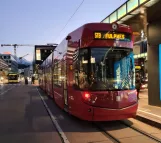 Innsbruck Stubaitalbahn (STB) mit Niederflurgelenkwagen 326 hinter Hauptbahnhof/Südtiroler Platz (2020)