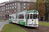 Krakau Straßenbahnlinie 17 mit Gelenkwagen 180 auf plac Centralny Imienia Ronalda Reagana (2005)