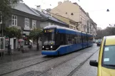 Krakau Straßenbahnlinie 8 mit Niederflurgelenkwagen 2038 auf Stradomska (2011)