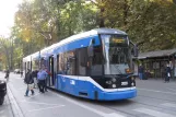 Krakau Straßenbahnlinie 8 mit Niederflurgelenkwagen 2039 am Teatr Bagatela (2011)