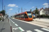 Le Mans Straßenbahnlinie T1 mit Niederflurgelenkwagen 1019 "Arche de la nature" am Jules Raimu (2010)