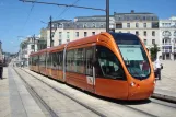 Le Mans Straßenbahnlinie T1 mit Niederflurgelenkwagen 1019 "Arche de la nature" am Repulique (2010)