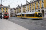 Lissabon Colinas Tour mit Triebwagen 8 auf Praça do Cormércio (2013)