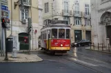 Lissabon Straßenbahnlinie 12E mit Triebwagen 558 auf Largo Madalena (2013)