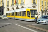 Lissabon Straßenbahnlinie 15E mit Niederflurgelenkwagen 503 auf Praça do Cormércio (2008)