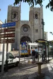 Lissabon Straßenbahnlinie 28E mit Triebwagen 547 vor Sé (2008)