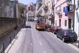 Lissabon Straßenbahnlinie 28E mit Triebwagen 557 auf Rua das Escolas Gerais (2003)