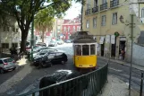 Lissabon Straßenbahnlinie 28E mit Triebwagen 565 auf Travssa de Sãn Tome (2008)