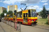 Łódź Straßenbahnlinie 6 mit Triebwagen 1714 am Chojny Kurczaki (2008)