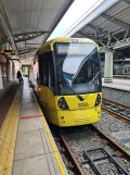 Manchester Straßenbahnlinie Blau mit Gelenkwagen 3050 am Manchester Airport (2022)