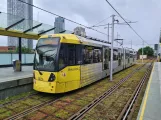 Manchester Straßenbahnlinie Blau mit Gelenkwagen 3073 am Deansgate-Castlefield (2022)