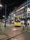 Manchester Straßenbahnlinie Blau mit Gelenkwagen 3139 am Market Street (2022)