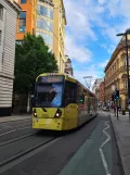 Manchester Straßenbahnlinie Lila mit Gelenkwagen 3053 nahe bei Exchange Square (2022)