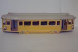 Modellstraßenbahn: Seite des Modells des Drehgestell-Motorwagens von Lunding, als Linie 10 (1950)