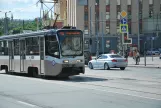 Moskau Straßenbahnlinie 50 mit Triebwagen 4099 auf Kalanchevskaya Ulitsa (2018)