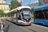 Moskau Straßenbahnlinie 7 mit Niederflurgelenkwagen 31090 auf Kalanchevskaya Ulitsa (2018)