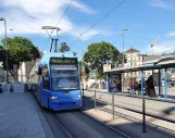 München Straßenbahnlinie 16 mit Niederflurgelenkwagen 2201 am Karlsplatz (Stachus) (2020)