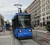 München Straßenbahnlinie 18 mit Niederflurgelenkwagen 2124 am Hauptbahnhof (Süd) (2020)