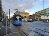 München Straßenbahnlinie 18 mit Niederflurgelenkwagen 2125 draußen Hauptbahnhof (2020)