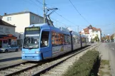 München Straßenbahnlinie 20 mit Niederflurgelenkwagen 2210 am Delkovenstr. (2007)