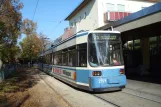 München Straßenbahnlinie 25 mit Niederflurgelenkwagen 2156 am Grünwald, Derbolfinger Platz (2007)