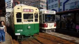 Nagasaki Straßenbahnlinie 3 mit Triebwagen 373 am Nagasaki Eki-Mao (2017)