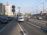 Neapel Straßenbahnlinie 4 mit Niederflurgelenkwagen 1105 auf Via Amerigo Vecpucci (2014)