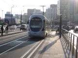 Neapel Straßenbahnlinie 4 mit Niederflurgelenkwagen 1105, die Rückseite Vespucci - Garibaldi (2014)