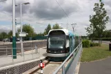 Nottingham Straßenbahnlinie Blau mit Niederflurgelenkwagen 211 "Robin Hood" am Phoenix Park (2011)