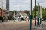 Nottingham Straßenbahnlinie Blau mit Niederflurgelenkwagen 214 "Dennis McCarthy, MBE" am The Forest (2011)