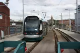 Nottingham Straßenbahnlinie Grün mit Niederflurgelenkwagen 202 "DH Lawrence" am Nottingham Station (2011)