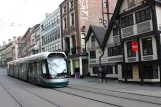 Nottingham Straßenbahnlinie Grün mit Niederflurgelenkwagen 206 "Angela Alcock" auf Fletcher Gate (2011)