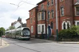 Nottingham Straßenbahnlinie Grün mit Niederflurgelenkwagen 213 "Mary Potter"nah High School (2011)