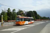 Olmütz Straßenbahnlinie 2 mit Triebwagen 232 am Neředín, krematorium (2011)