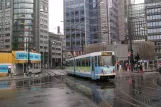 Oslo Straßenbahnlinie 12 mit Gelenkwagen 109 auf Jernbanetorget (2010)