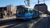 Oslo Straßenbahnlinie 12 mit Gelenkwagen 122 am Jernbanetorget (2019)