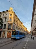 Oslo Straßenbahnlinie 12 mit Gelenkwagen 128 auf Prinsens gate (2023)